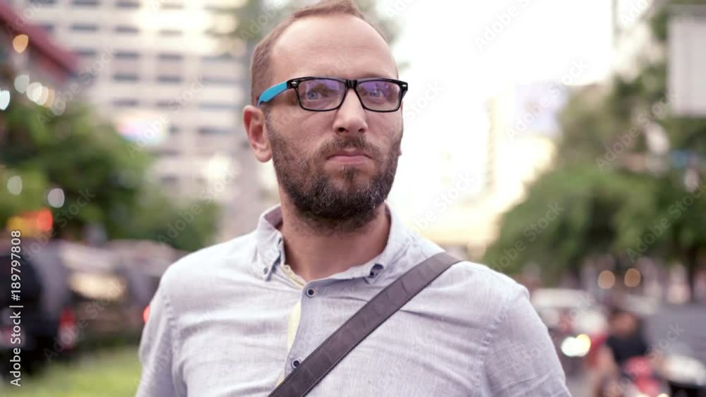 Impatient, handsome man waiting for someone in the city, 4K
Impatient, handsome man waiting for someone in the city, 4K