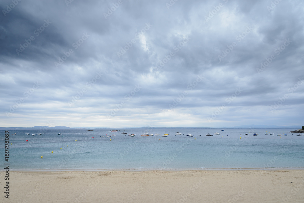 Cielo nuboso en una playa de la Costa Brava, Cataluña