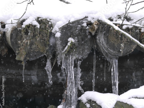 Fototapeta Naklejka Na Ścianę i Meble -  sople lodu