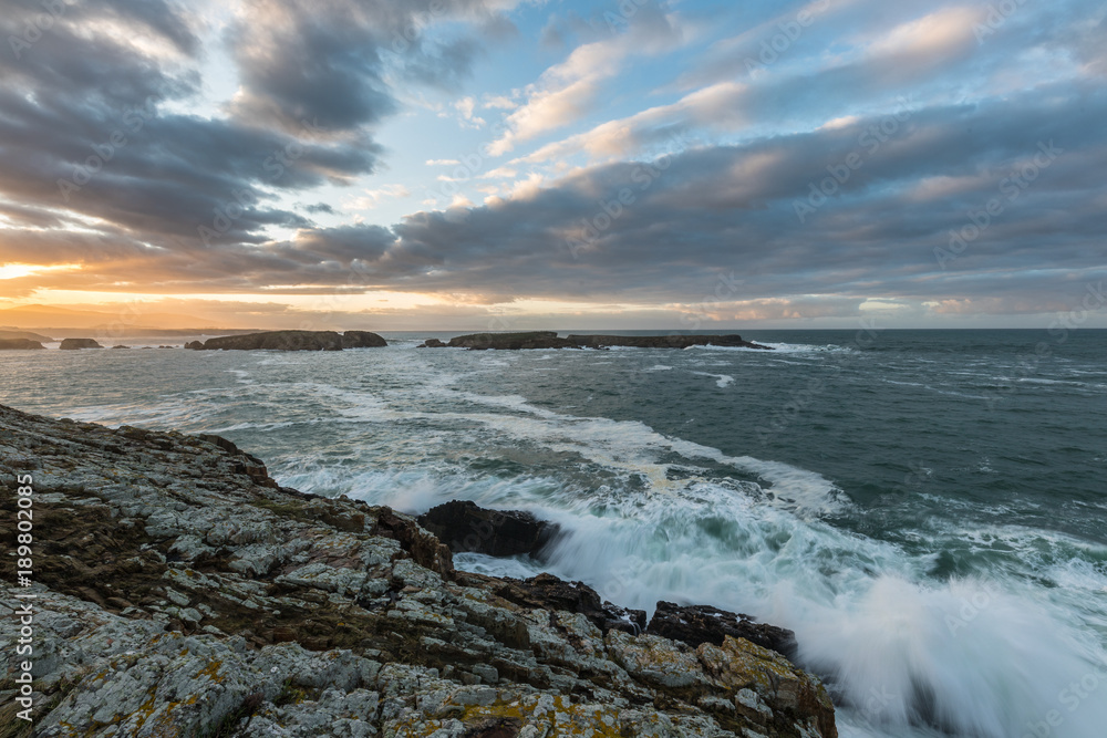 Obraz premium the sea crashes hard on the coasts of Galicia, with beautiful impressive waves, worthy of contemplation