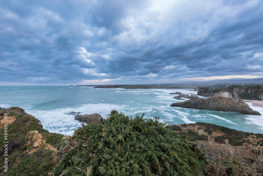 Fototapeta premium the sea crashes hard on the coasts of Galicia, with beautiful impressive waves, worthy of contemplation