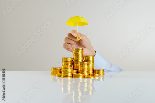 Foto たくさんのお金 金貨 白背景
