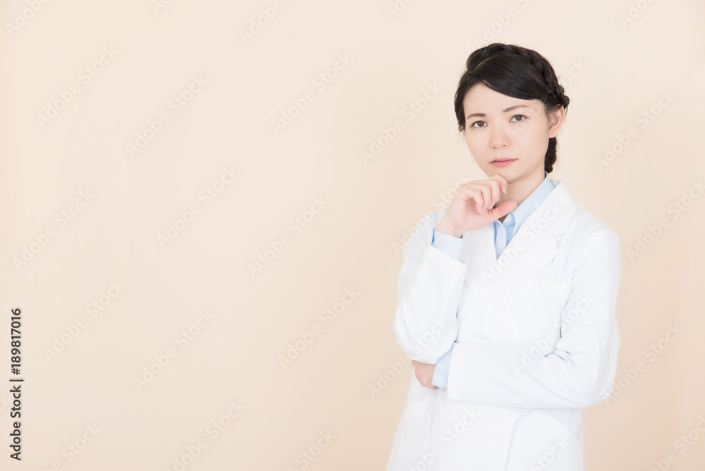 悩む白衣の女性 悩む白衣の女性