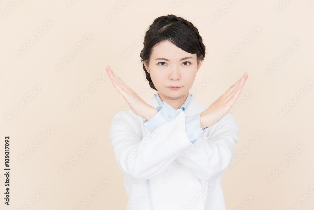 禁止ポーズをする白衣の女性 禁止ポーズをする白衣の女性