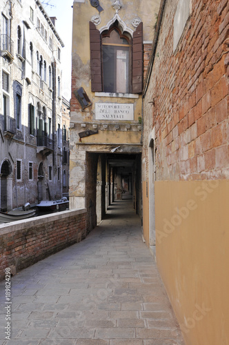 Fototapeta Naklejka Na Ścianę i Meble -  Tiny street of Venice Italy