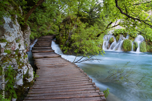 Cuadro en lienzo Beautiful view of waterfalls with turquoise water and wooden pathway through over water