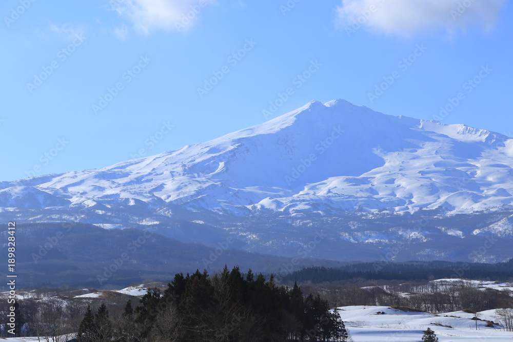 早春の鳥海山 にかほ市 Mt.Chokai in early spring / Nikaho, Akita, Japan 早春の鳥海山 にかほ市 Mt.Chokai in early spring / Nikaho, Akita, Japan