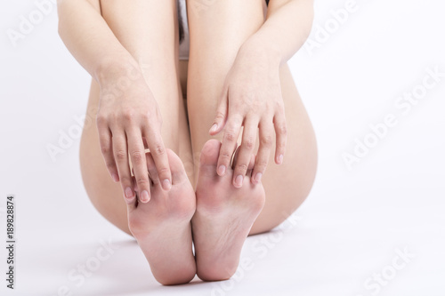Fototapeta Naklejka Na Ścianę i Meble -  Beautiful female feet with the hand. 