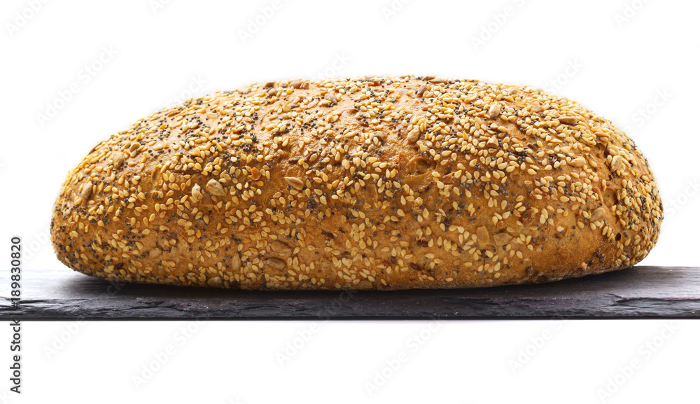 Ganzes Brot, Vollkornbrot, Weltmeisterbrot auf Schieferplatte, isoliert Ganzes Brot, Vollkornbrot, Weltmeisterbrot auf Schieferplatte, isoliert