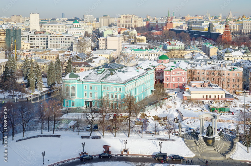 Obraz premium Moscow, Russia - January 25, 2018: Winter view of the city and the Art Gallery of Ilya Glazunov from the observation platform of Cathedral of Christ the Savior