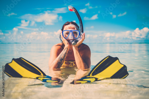 Snorkeler kobieta zabawy na tropikalnej plaży