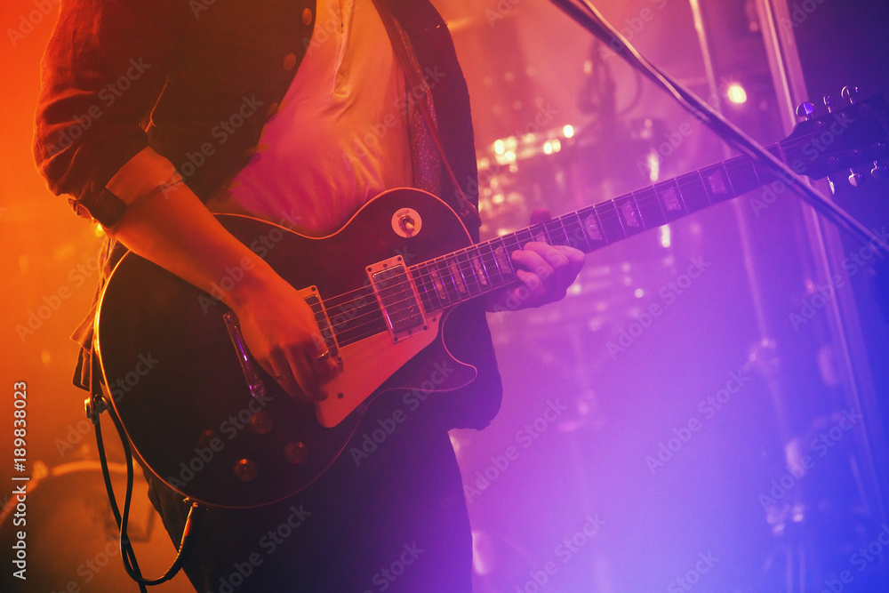 Obraz premium Electric guitar player plays on a stage