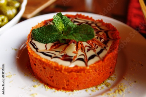 Wallpaper Mural Hummus, orientalische Spezialität  aus pürierten Kichererbsen und Sesam, serviert in einem Restaurant der Dubai Marina Torontodigital.ca