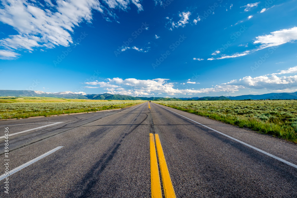 Naklejka premium Empty open highway in Wyoming