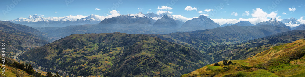 Fototapeta premium Widoki na pasmo górskie Black, Peru