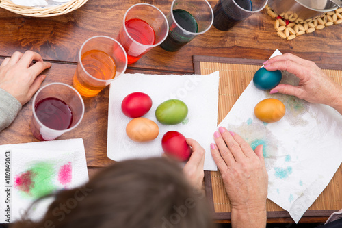 Zwei Frauen färben Eier in verschiedenen Farben, Konzept Ostern und Ostereier