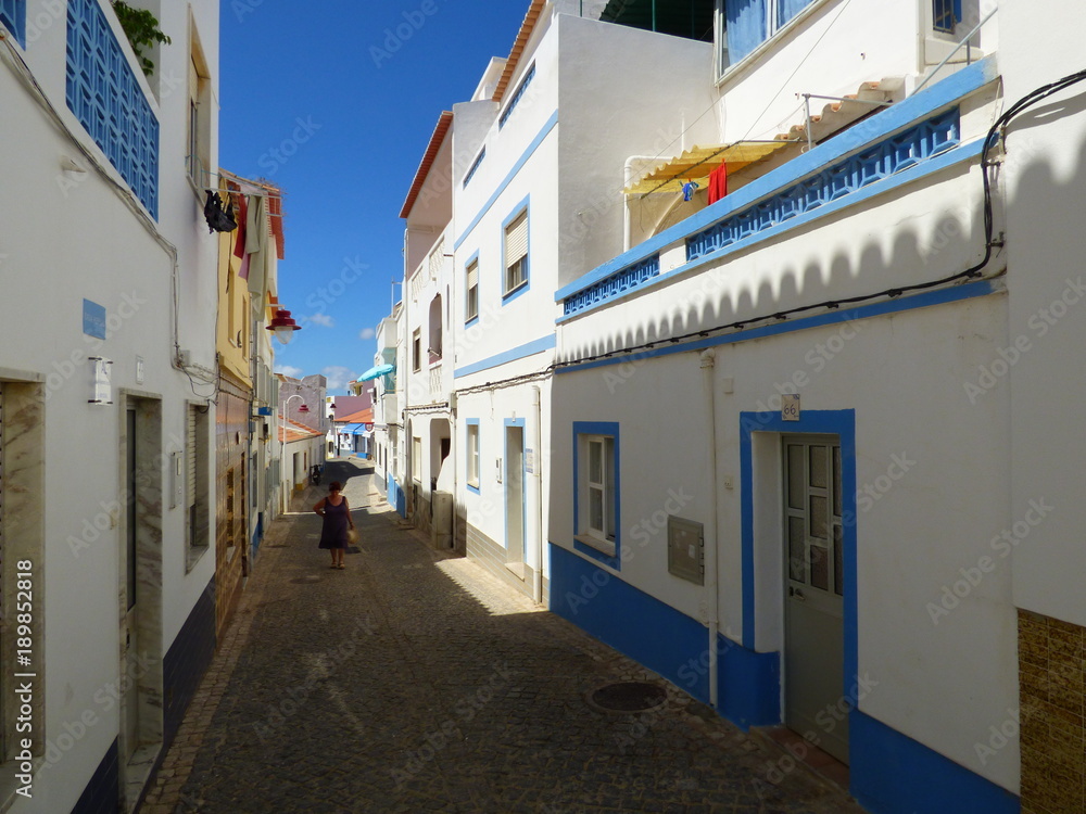 Fototapeta premium Salema en el Algarve (Portugal) pueblo de pescadores situado a pie de playa entre Sagres y Lagos