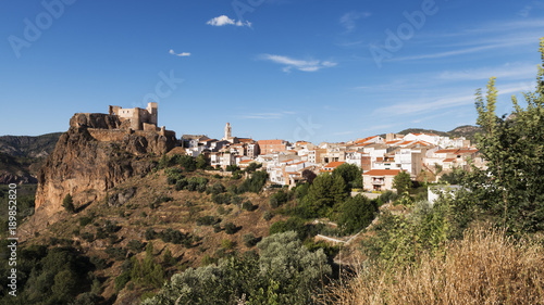 Vista del pueblo de Cofrentes. Valencia. España © AmadeoAV
