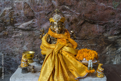 Obraz na plátně Hindu god statue name is ganesha