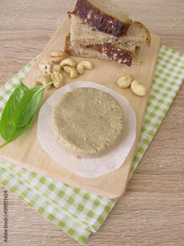 Selbst gemachter veganer Käse aus Cashewkernen und Brot photo