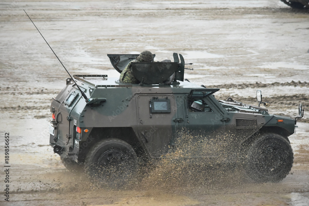 走行する軽装甲機動車 스톡 사진 Adobe Stock
