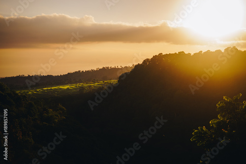 Wallpaper Mural Sonnenaufgang vor atemberaubender Landschaft Torontodigital.ca