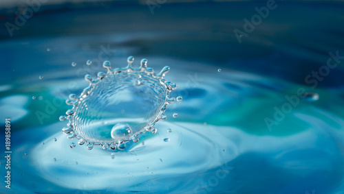 Tableau sur toile Colorful water droplet splash photograph