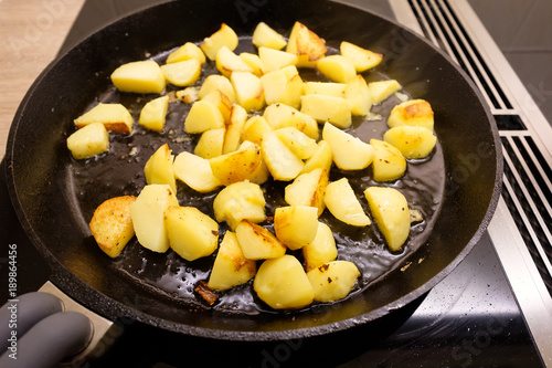 Bratkartoffeln in einer Bratpfanne aus Gußeisen