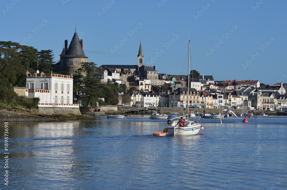 Fototapeta premium Ville de Pornic, port de pêche, chateau et église