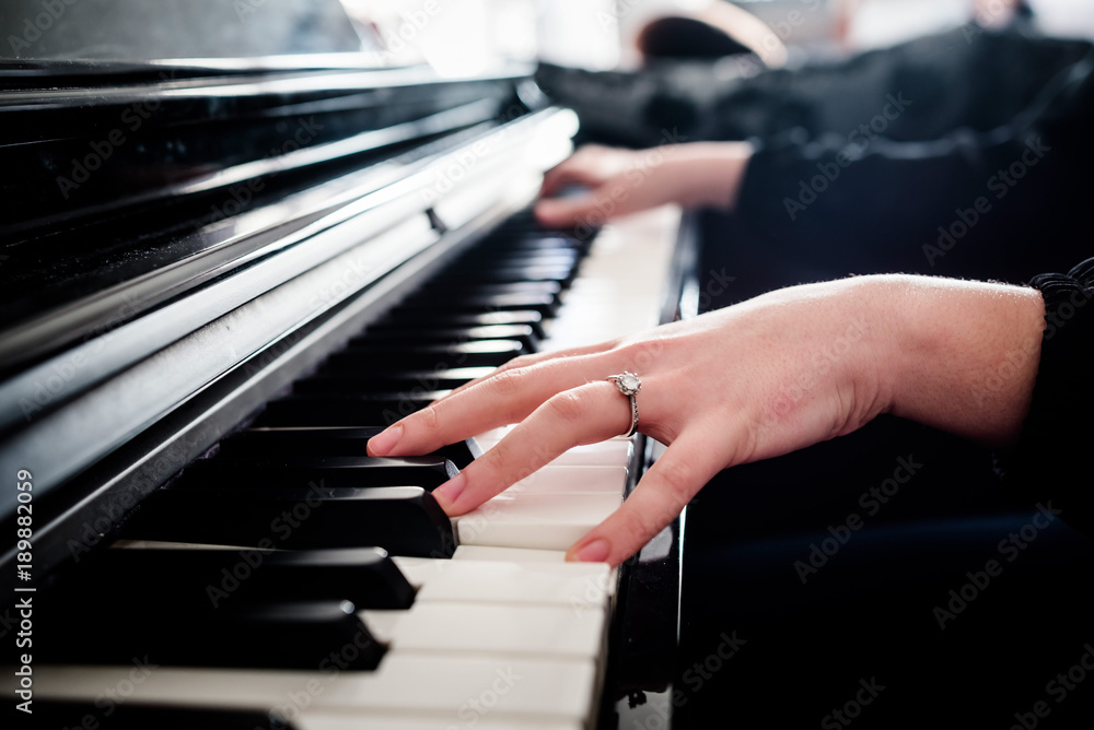Obraz premium female hands playing piano