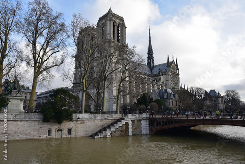 Seine en crue devant Notre-Dame à Paris, France