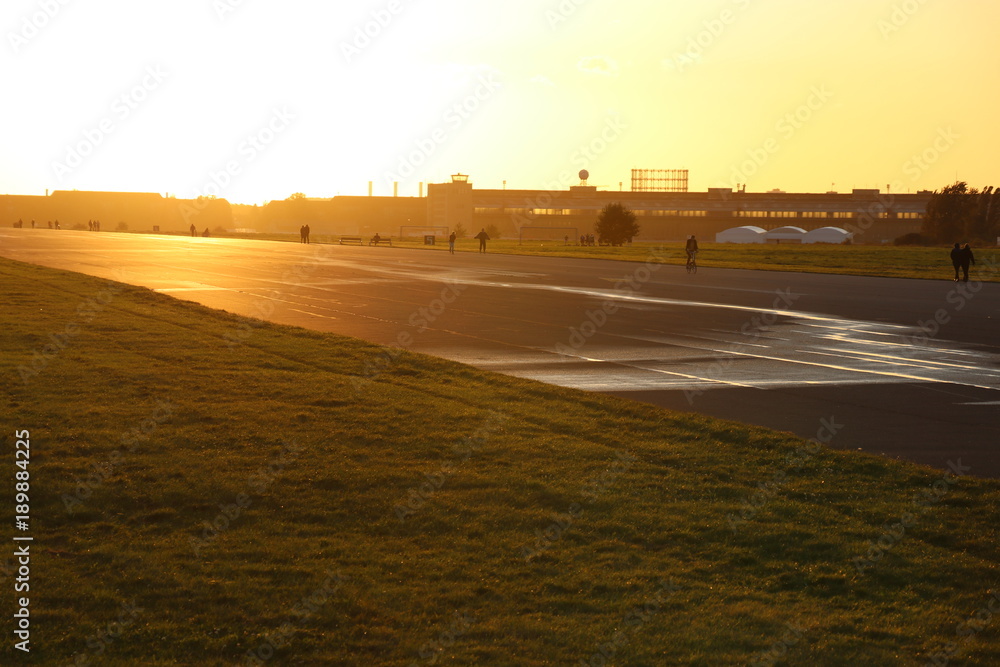 Obraz premium Tempelhofer Feld Sonnenlicht