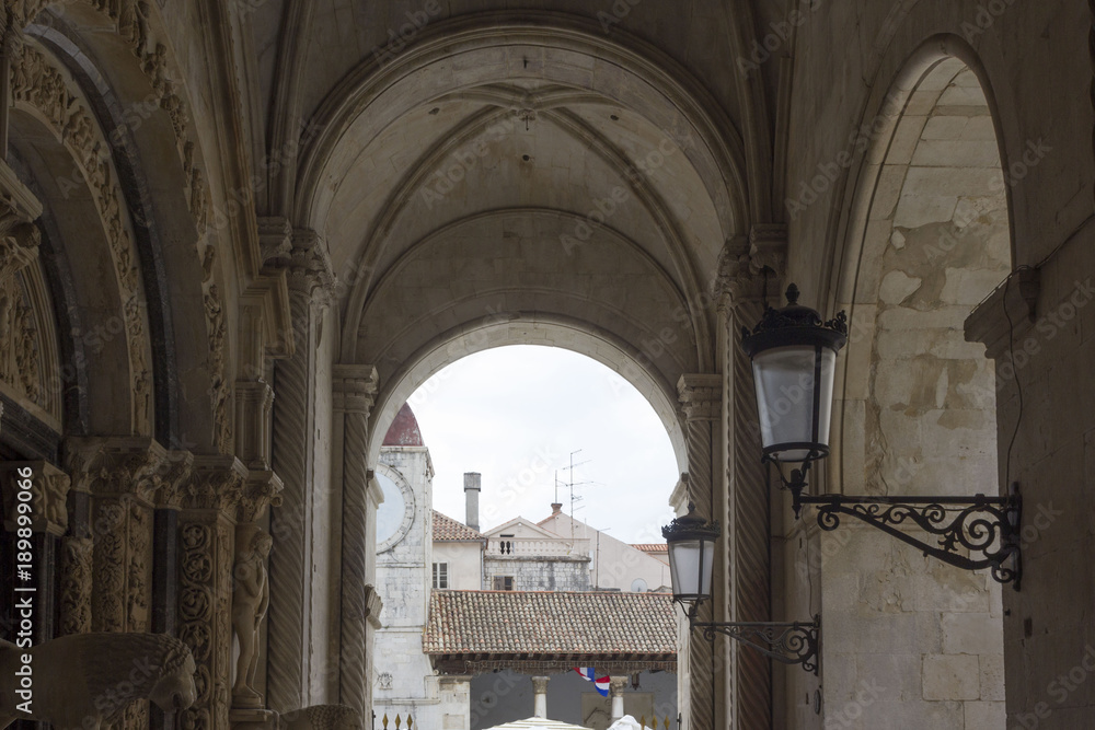 Φωτογραφία Colonnade of St.Lawrence Cathedral, looking at the clock-tower