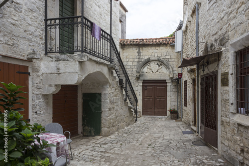 TROGIR, CROATIA: Small alley in the ancient city of Trogir, Croatia