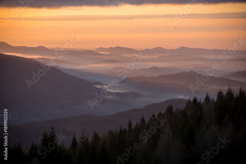 Nebbia al tramonto sulle Alpi italiane in inverno