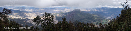 Vue sur la vallée de Quetzaltenango depuis le volcan Santa María © Suzanne Plumette