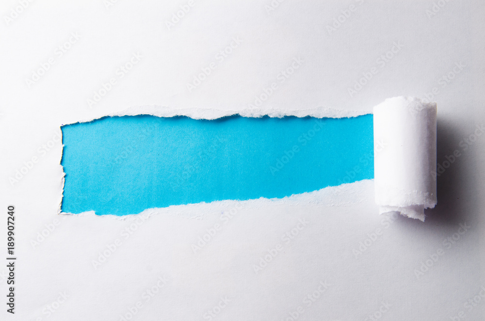 Obraz premium Torn paper with blank space for your message