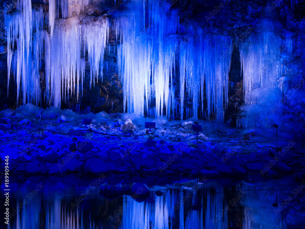 Obraz premium ライトアップされた三十槌の氷柱