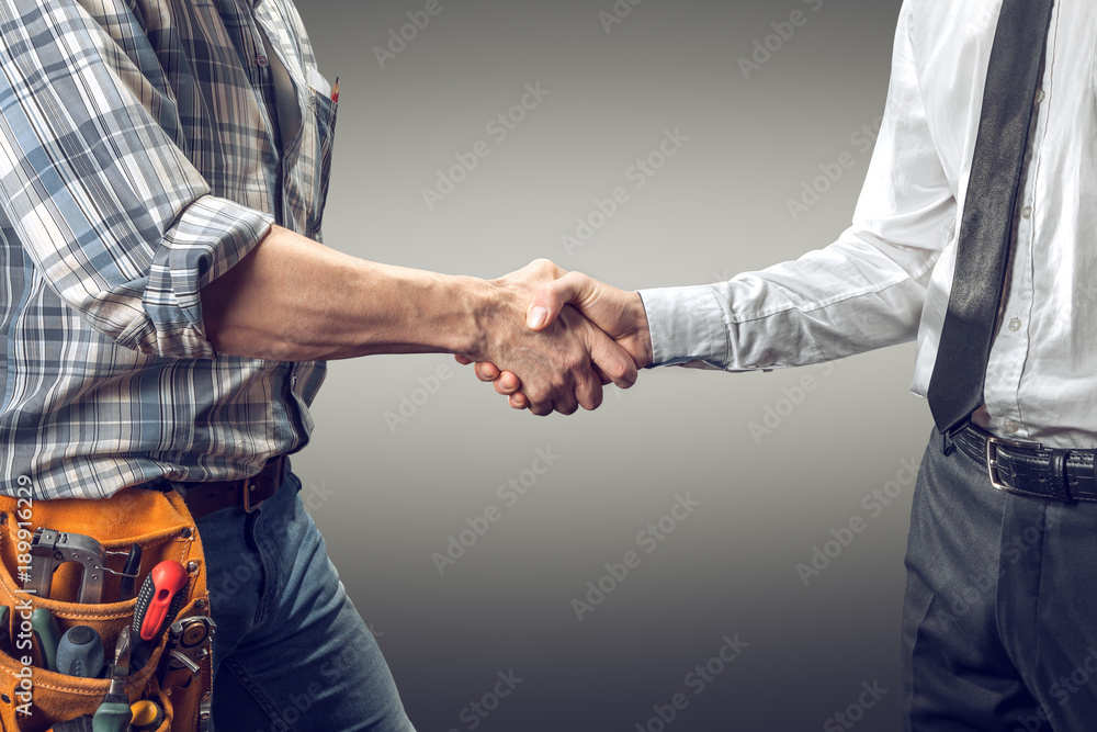 handshake between architect and contractor - obrazy, fototapety, plakaty 