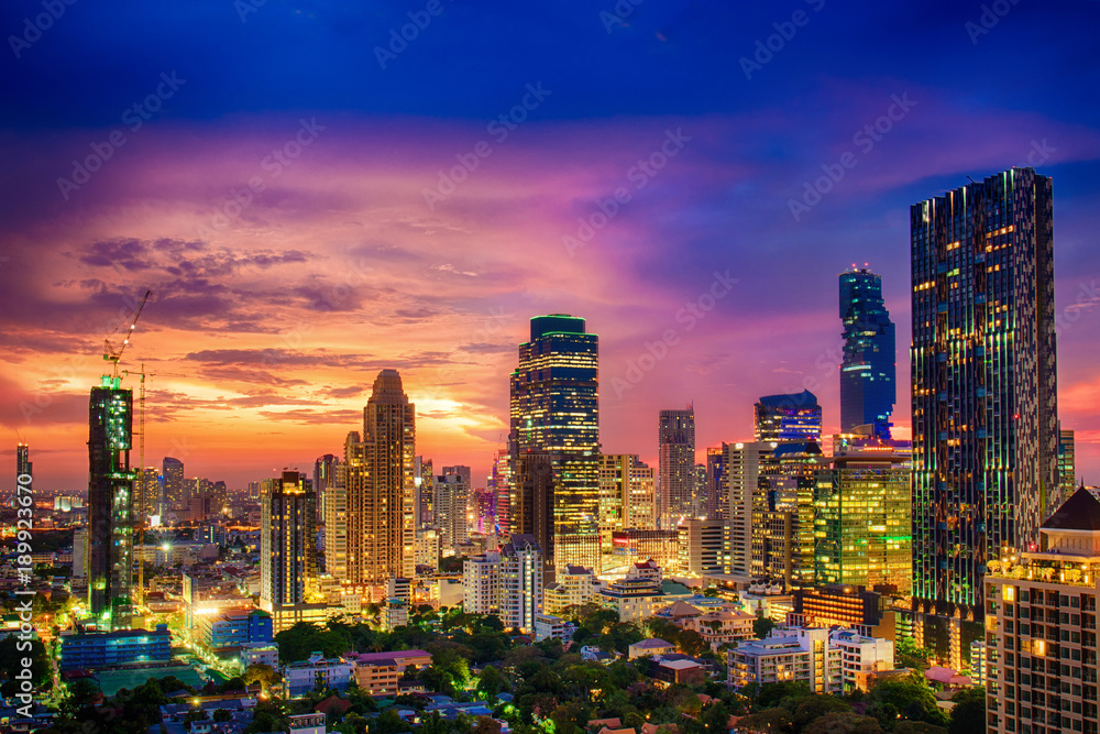 Fototapeta premium Coraz więcej nowoczesnych budynków w Bangkoku