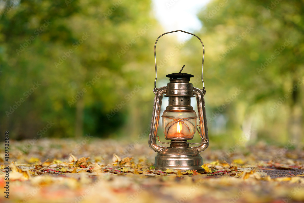 Öllampe in Herbstallee