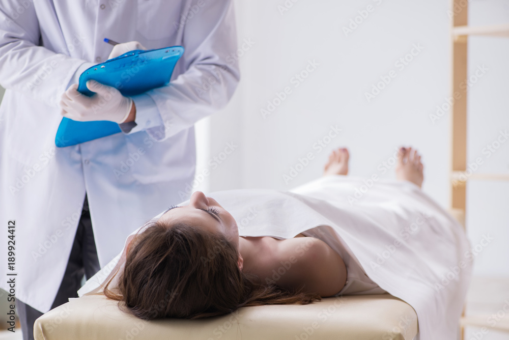 Obraz premium Police coroner examining dead body corpse in morgue