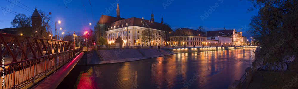 Fototapeta premium Tumsky Island illuminated at night