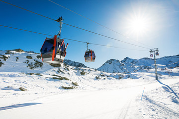 Wandcirkels Gondels Skilift gondels in Italiaanse Alpen  © ronstik