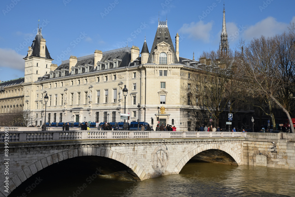 Seine en crue au pont Saint-Michel à Paris, France