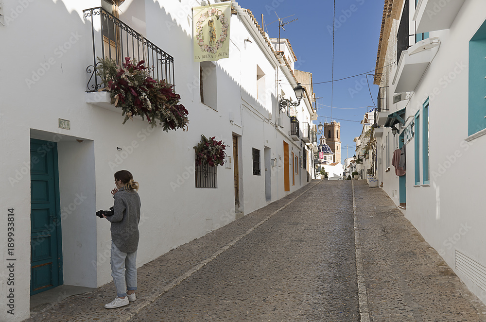 Obraz premium Teen with his camera of photos walking