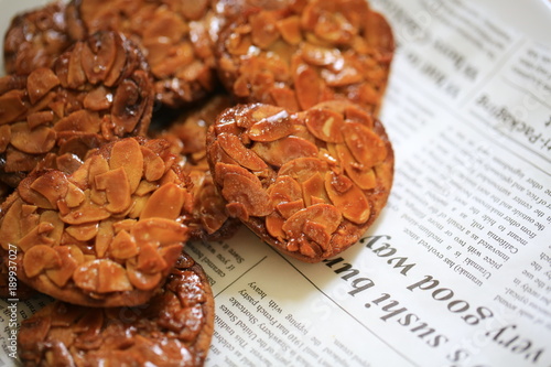 Obraz na płótnie florentine cookies with heart shaped in valentine day