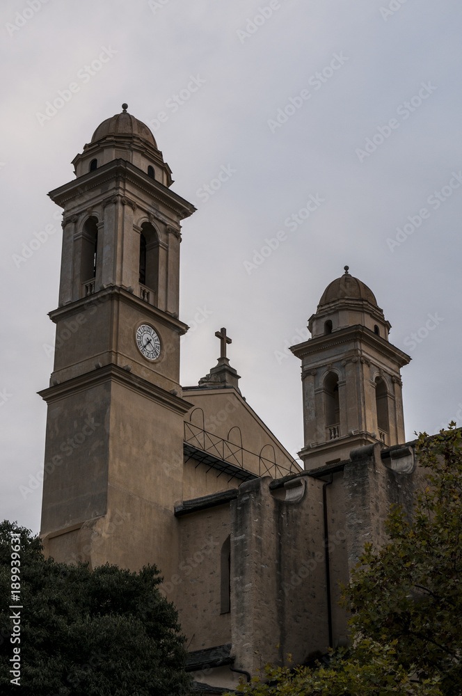 Obraz premium Corsica, 03/09/2017: vista della chiesa parrocchiale di San Giovanni Battista, la più grande chiesa dell'isola, costruita tra il 1636 e il 1666 nel centro dell'antica cittadella di Bastia 