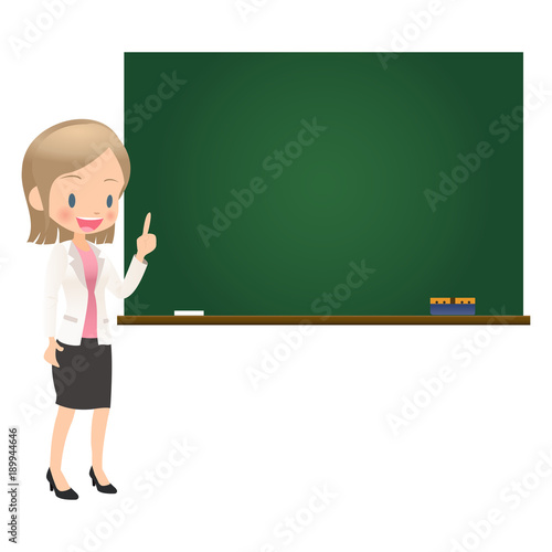 黒板を使って説明するスーツ姿の若い女性会社員