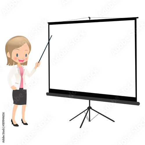 スクリーンを使って説明するスーツ姿の若い女性会社員